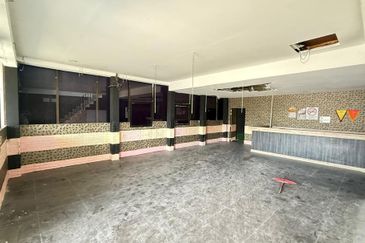 3rd Storey Shop bangalow facing main road