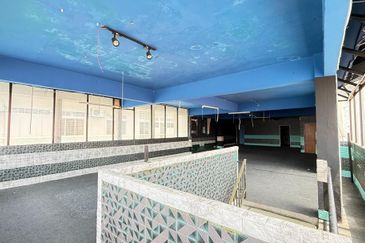 3rd Storey Shop bangalow facing main road