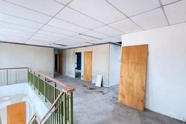 3rd Storey Shop bangalow facing main road