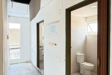 3rd Storey Shop bangalow facing main road