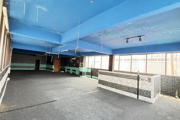 3rd Storey Shop bangalow facing main road