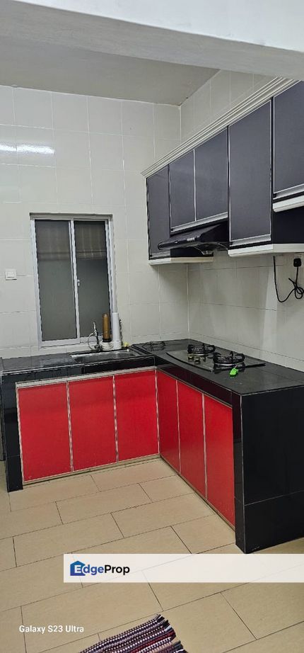 Well kept Partially Furnished Nearby Hospital Selayang and Pasar boron, Selangor, Selayang