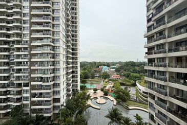 Baypoint @ Country Garden Danga Bay