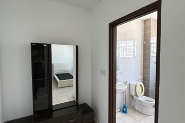 Horizon Hills Double Storey Superlink House Partial Furnished