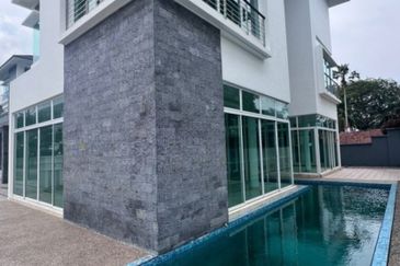 Jalan Straits View 8