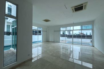 Jalan Straits View 8