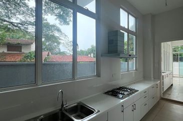 Jalan Straits View 8