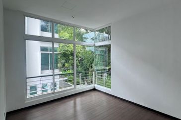 Jalan Straits View 8