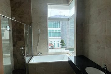 Jalan Straits View 8