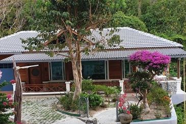 Langkawi 3-Storey Bungalow For Sale @ Jln Teluk Baru, Kuah Kedah