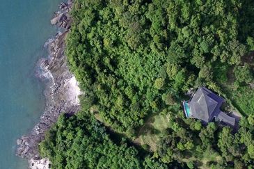 Langkawi 3-Storey Bungalow For Sale @ Jln Teluk Baru, Kuah Kedah