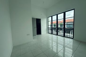 Bandar Dato Onn, Perjiranan 8