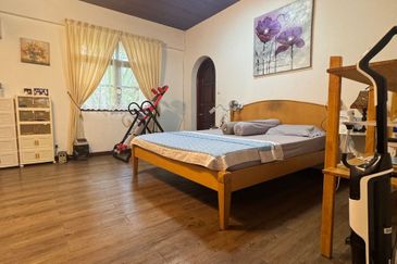 Spanish Tudor Design 3-Storey Bungalow For Sale