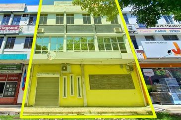 Taman Layang Layang 3-Storey Shoplot For Sale 