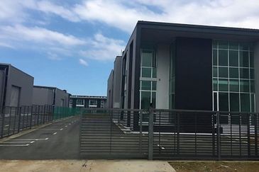 Frontage KKIP Semi Detached Warehouse For Rent 