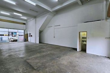 Pusat Perindustrian Ngee Lim | 3-Storey Light Industrial Shop For Sale