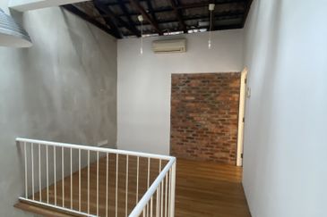 Renovated 1,260 sqft double-storey in Lorong Kurau, Bangsar: 3 beds, 2 baths, extended kitchen, chic brick walls—prime location!