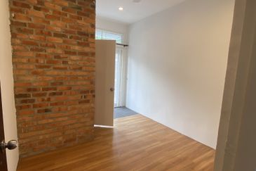 Renovated 1,260 sqft double-storey in Lorong Kurau, Bangsar: 3 beds, 2 baths, extended kitchen, chic brick walls—prime location!