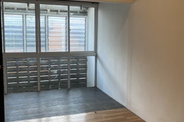 Renovated 1,260 sqft double-storey in Lorong Kurau, Bangsar: 3 beds, 2 baths, extended kitchen, chic brick walls—prime location!