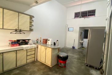 Section 14 single storey well maintained house for sale