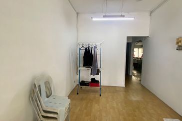 Section 14 single storey well maintained house for sale