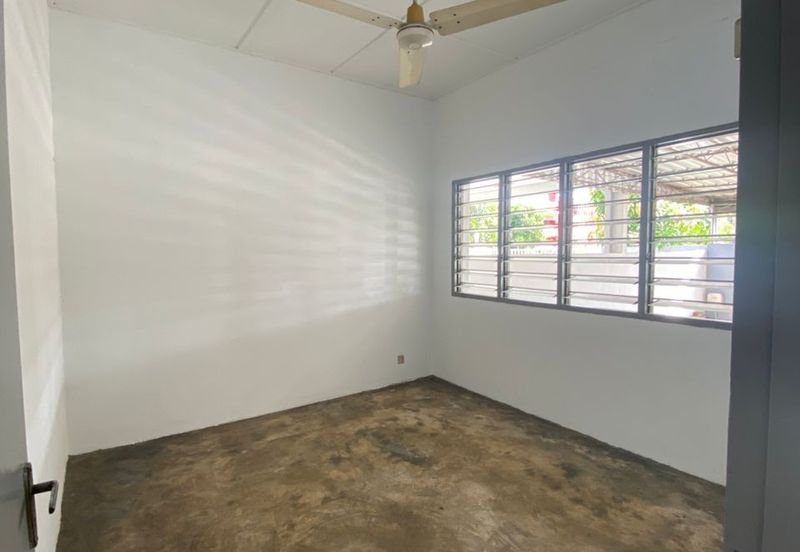 Section 14 single storey well maintained house for sale