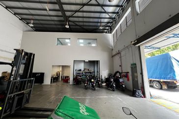 Freehold 3 stories Semi-D Factory for Sale below market value 