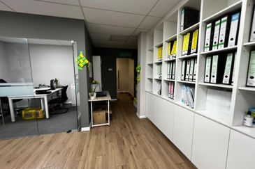 Freehold 3 stories Semi-D Factory for Sale below market value 