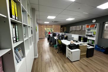 Freehold 3 stories Semi-D Factory for Sale below market value 