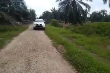 Banting Land for Sale,  Sungai Kelambu 2, Banting, Felcra,  📌2.078 Acres Flat Land for Sale 📌Beside Reserve Road  📌Lorry can reach the land