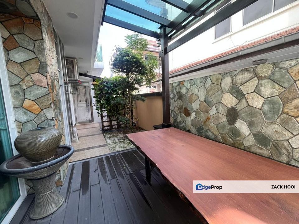 Fully Renovated Pelangi 4.5 Storey Semi D, Johor, Johor Bahru