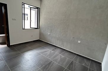 Bukit Seni Kulai Next To Bandar Putra Three Storey Terrace