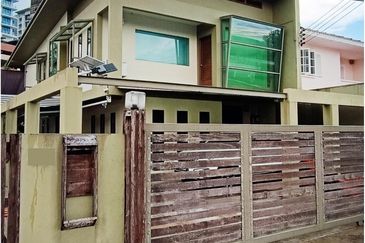 Double Storey Semi Detached house at Urat Mata in Kuching for Sale