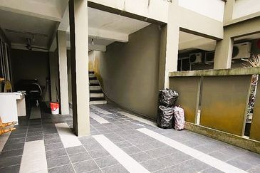 2.5-Storey Semi-Detached House in Taman Dorsett Close in Kuching for Sale