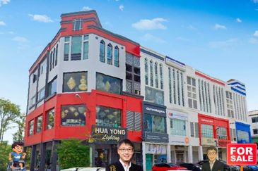 4 Storey Shop House Facing the main-road (Rock Road) in Kuching City for Sale