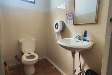 4 Storey Shop House Facing the main-road (Rock Road) in Kuching City for Sale