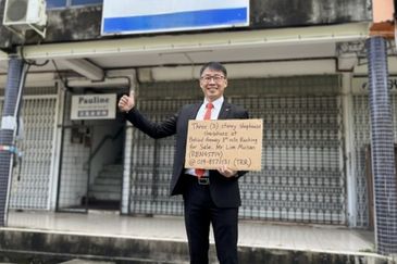 3-Storey Shophouse @ Behind Amway, 3rd Mile Kuching — For Sale 出售中！