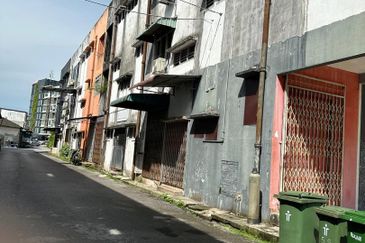 3-Storey Shophouse @ Behind Amway, 3rd Mile Kuching — For Sale 出售中！