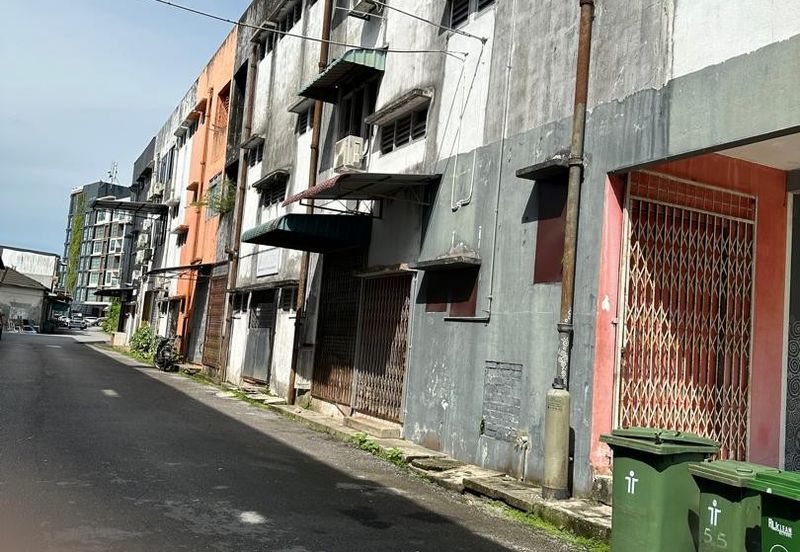 3-Storey Shophouse @ Behind Amway, 3rd Mile Kuching — For Sale 出售中！