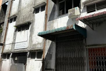 3-Storey Shophouse @ Behind Amway, 3rd Mile Kuching — For Sale 出售中！