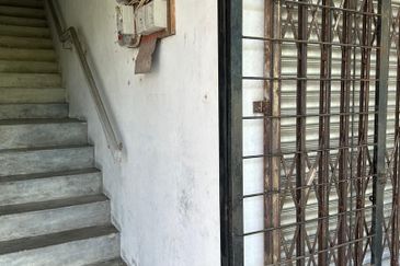 3-Storey Shophouse @ Behind Amway, 3rd Mile Kuching — For Sale 出售中！