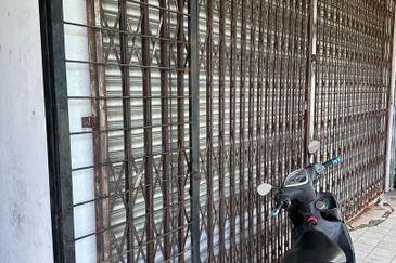 3-Storey Shophouse @ Behind Amway, 3rd Mile Kuching — For Sale 出售中！