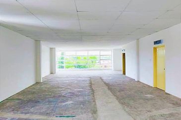 4.5 storey shoplots at Jalan Tun Jugah facing main road for Rent