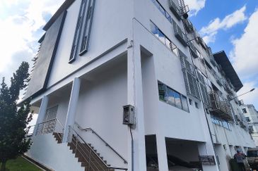 4.5 storey shoplots at Jalan Tun Jugah facing main road for Rent