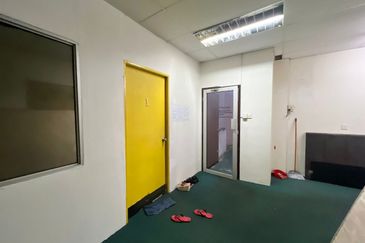 3 Storey Shoplot intermediate Jalan Song in Kuching for Sale