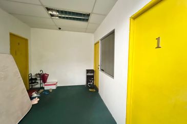 3 Storey Shoplot intermediate Jalan Song in Kuching for Sale