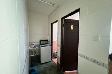 3 Storey Shoplot intermediate Jalan Song in Kuching for Sale