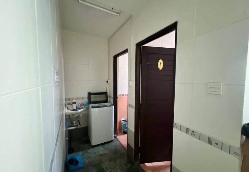 3 Storey Shoplot intermediate Jalan Song in Kuching for Sale