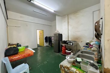 3 Storey Shoplot intermediate Jalan Song in Kuching for Sale