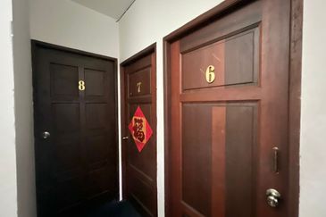 3 Storey Shoplot intermediate Jalan Song in Kuching for Sale